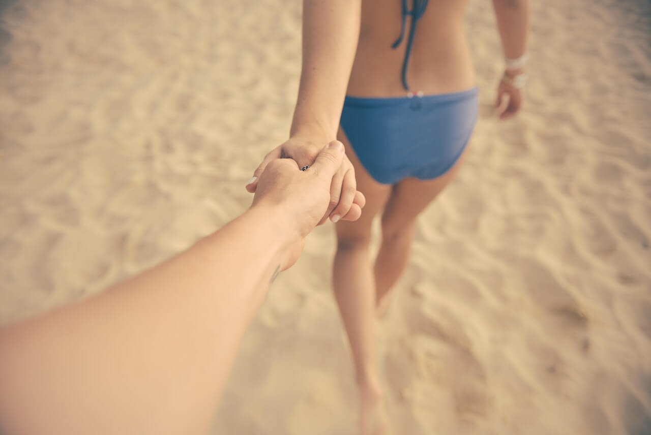 ζευγάρι χέρι χέρι στην παραλία
