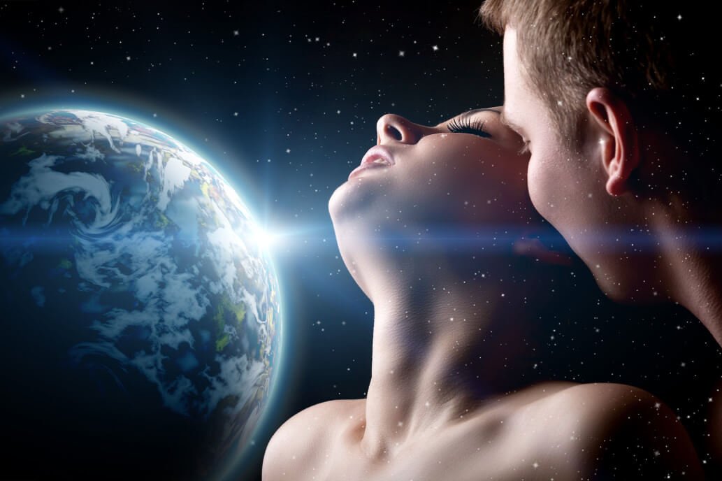 ζευγάρι σεξ στο διάστημα με φόντο έναν πλανήτη