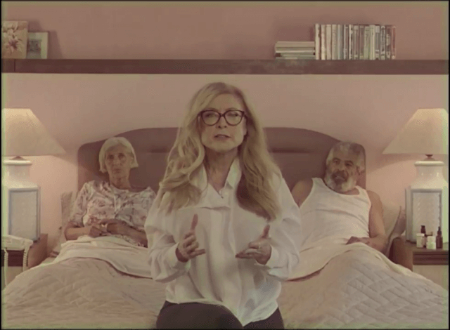 η Nina Hartley στο κρεβάτι με ένα ζευγάρι ηλικιωμένων