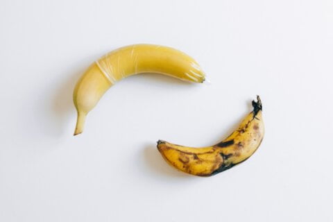 φρέσκια μπανάνα με προφυλακτικό και μαυρισμένη μπανάνα χωρίς προφυλακτικά
