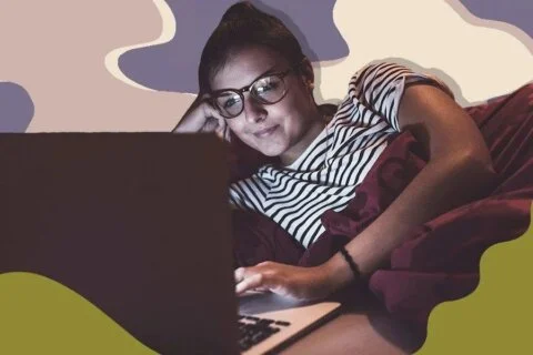 γυναίκα ξαπλωμένη μπροστά σε οθόνη υπολογιστή